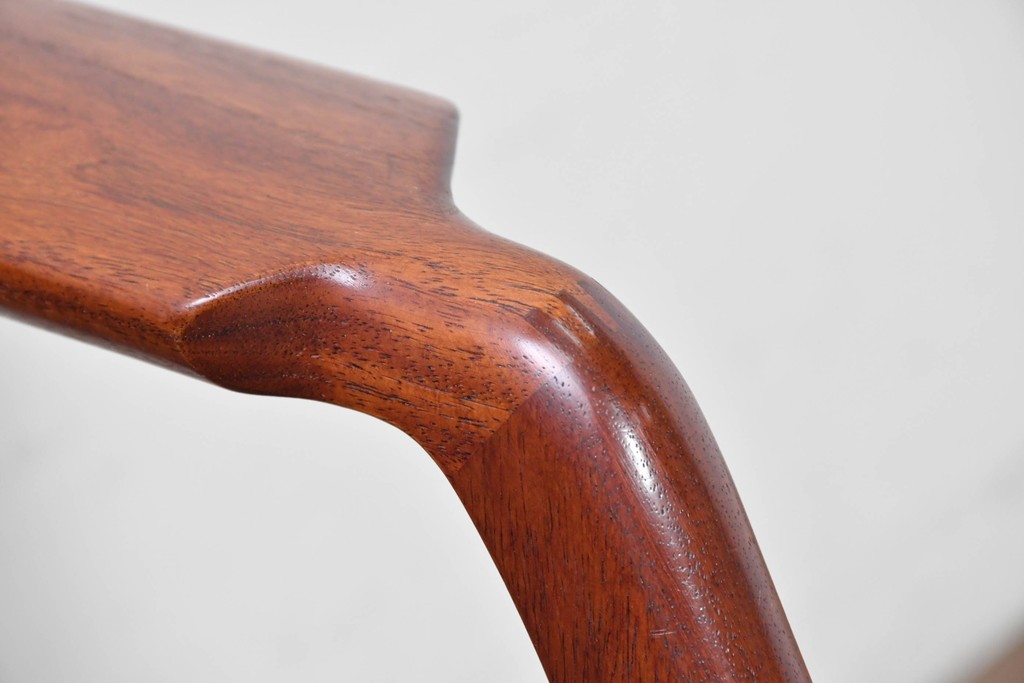 中古　希少な廃番品!　カリモク家具(karimoku)　最上位シリーズ「ビベンテ」　花梨(カリン)材　なめらかな曲線を描くフレームが魅力のアームチェア2脚セット　(R-087334)