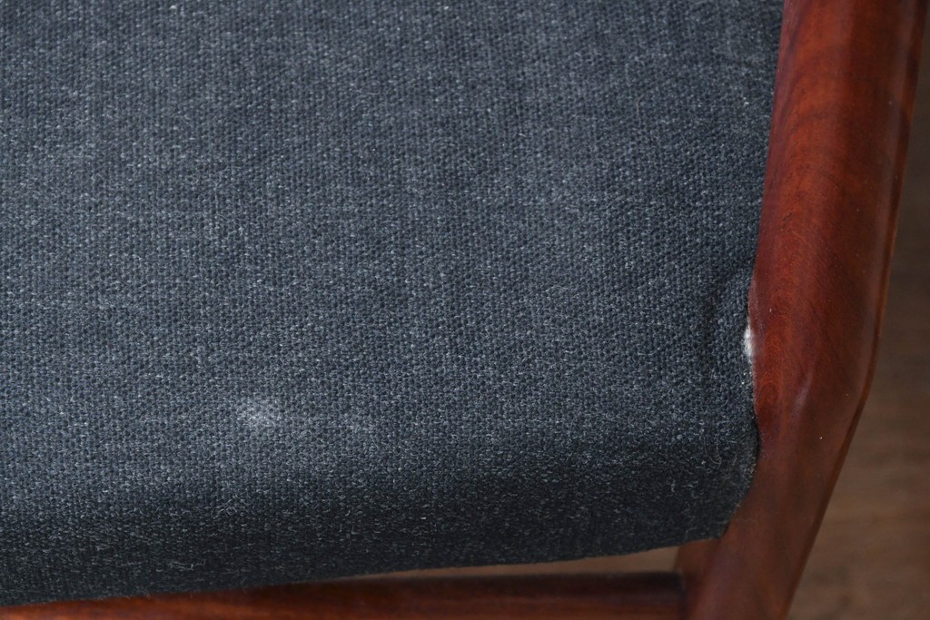 中古　希少な廃番品!　カリモク家具(karimoku)　最上位シリーズ「ビベンテ」　花梨(カリン)材　なめらかな曲線を描くフレームが魅力のアームチェア2脚セット　(R-087334)