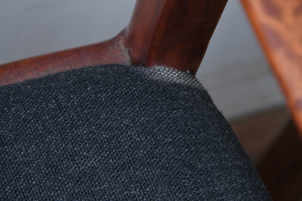 中古　希少な廃番品!　カリモク家具(karimoku)　最上位シリーズ「ビベンテ」　花梨(カリン)材　なめらかな曲線を描くフレームが魅力のアームチェア2脚セット　(R-087334)