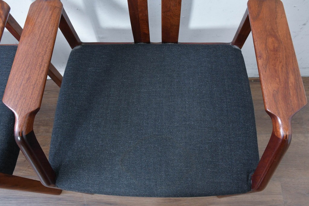 中古　希少な廃番品!　カリモク家具(karimoku)　最上位シリーズ「ビベンテ」　花梨(カリン)材　なめらかな曲線を描くフレームが魅力のアームチェア2脚セット　(R-087334)