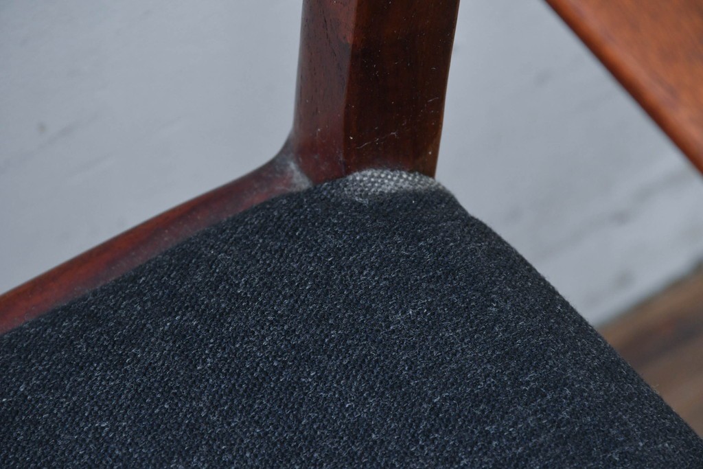 中古　希少な廃番品!　カリモク家具(karimoku)　最上位シリーズ「ビベンテ」　花梨(カリン)材　なめらかな曲線を描くフレームが魅力のアームチェア2脚セット　(R-087334)