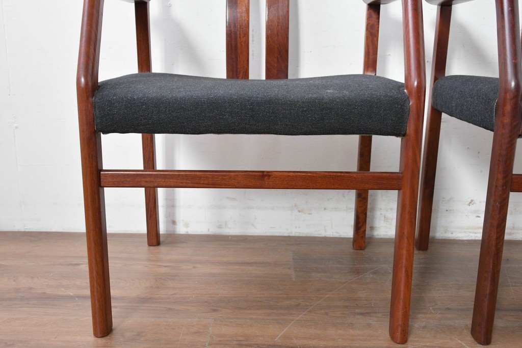 中古　希少な廃番品!　カリモク家具(karimoku)　最上位シリーズ「ビベンテ」　花梨(カリン)材　なめらかな曲線を描くフレームが魅力のアームチェア2脚セット　(R-087334)