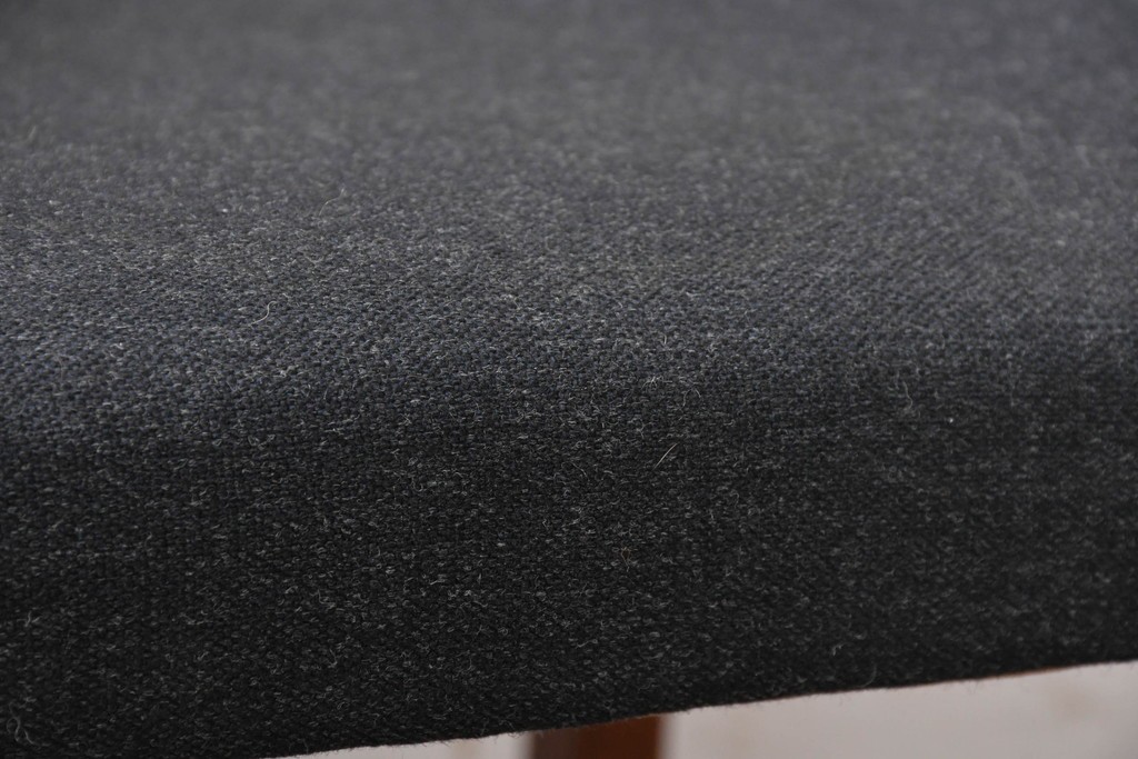 中古　希少な廃番品!　カリモク家具(karimoku)　最上位シリーズ「ビベンテ」　花梨(カリン)材　なめらかな曲線を描くフレームが魅力のアームチェア2脚セット　(R-087334)