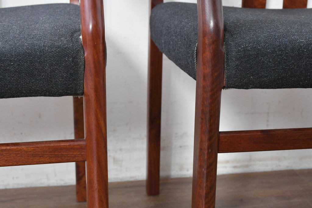 中古　希少な廃番品!　カリモク家具(karimoku)　最上位シリーズ「ビベンテ」　花梨(カリン)材　なめらかな曲線を描くフレームが魅力のアームチェア2脚セット　(R-087334)