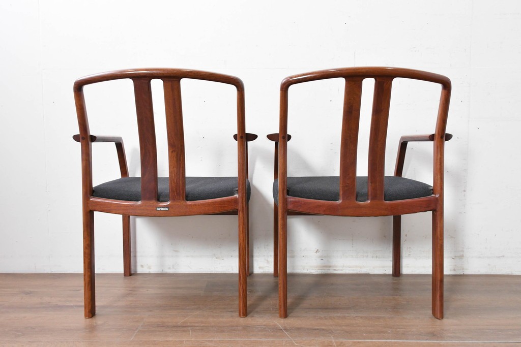 中古　希少な廃番品!　カリモク家具(karimoku)　最上位シリーズ「ビベンテ」　花梨(カリン)材　なめらかな曲線を描くフレームが魅力のアームチェア2脚セット　(R-087334)