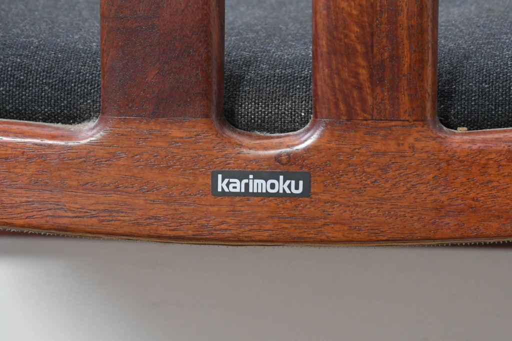 中古　希少な廃番品!　カリモク家具(karimoku)　最上位シリーズ「ビベンテ」　花梨(カリン)材　なめらかな曲線を描くフレームが魅力のアームチェア2脚セット　(R-087334)