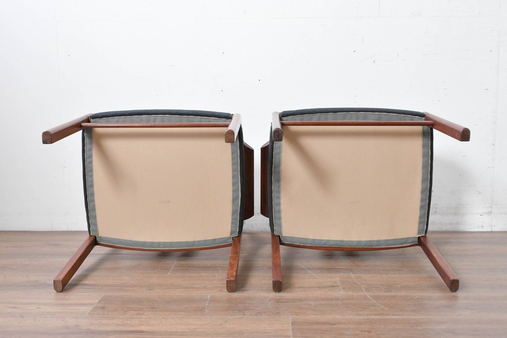 中古　希少な廃番品!　カリモク家具(karimoku)　最上位シリーズ「ビベンテ」　花梨(カリン)材　なめらかな曲線を描くフレームが魅力のアームチェア2脚セット　(R-087334)