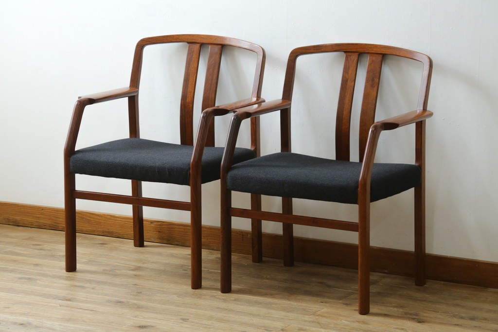中古　希少な廃番品!　カリモク家具(karimoku)　最上位シリーズ「ビベンテ」　花梨(カリン)材　なめらかな曲線を描くフレームが魅力のアームチェア2脚セット　(R-087334)