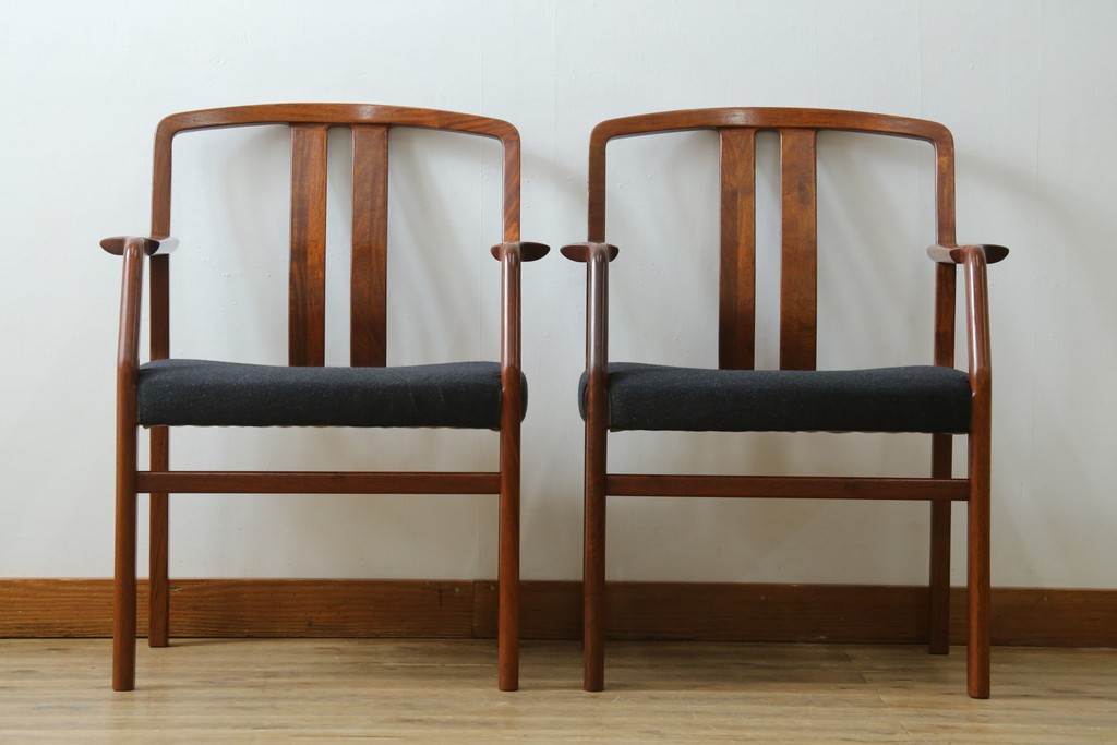 中古　希少な廃番品!　カリモク家具(karimoku)　最上位シリーズ「ビベンテ」　花梨(カリン)材　なめらかな曲線を描くフレームが魅力のアームチェア2脚セット　(R-087334)