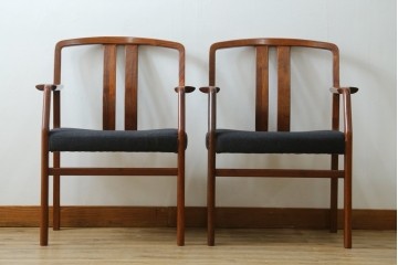 中古　希少な廃番品!　カリモク家具(karimoku)　最上位シリーズ「ビベンテ」　花梨(カリン)材　なめらかな曲線を描くフレームが魅力のアームチェア2脚セット　(R-087334)