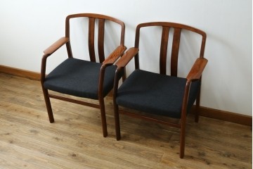中古　希少な廃番品!　カリモク家具(karimoku)　最上位シリーズ「ビベンテ」　花梨(カリン)材　なめらかな曲線を描くフレームが魅力のアームチェア2脚セット　(R-087334)