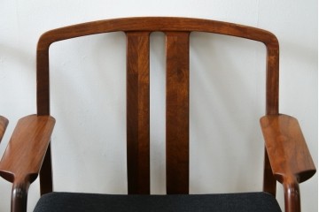中古　希少な廃番品!　カリモク家具(karimoku)　最上位シリーズ「ビベンテ」　花梨(カリン)材　なめらかな曲線を描くフレームが魅力のアームチェア2脚セット　(R-087334)