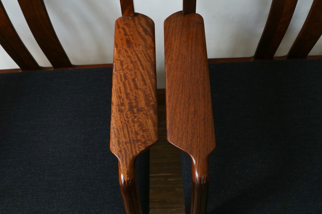 中古　希少な廃番品!　カリモク家具(karimoku)　最上位シリーズ「ビベンテ」　花梨(カリン)材　なめらかな曲線を描くフレームが魅力のアームチェア2脚セット　(R-087334)