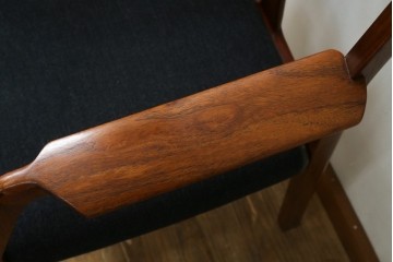 中古　希少な廃番品!　カリモク家具(karimoku)　最上位シリーズ「ビベンテ」　花梨(カリン)材　なめらかな曲線を描くフレームが魅力のアームチェア2脚セット　(R-087334)