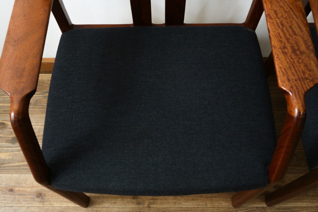 中古　希少な廃番品!　カリモク家具(karimoku)　最上位シリーズ「ビベンテ」　花梨(カリン)材　なめらかな曲線を描くフレームが魅力のアームチェア2脚セット　(R-087334)