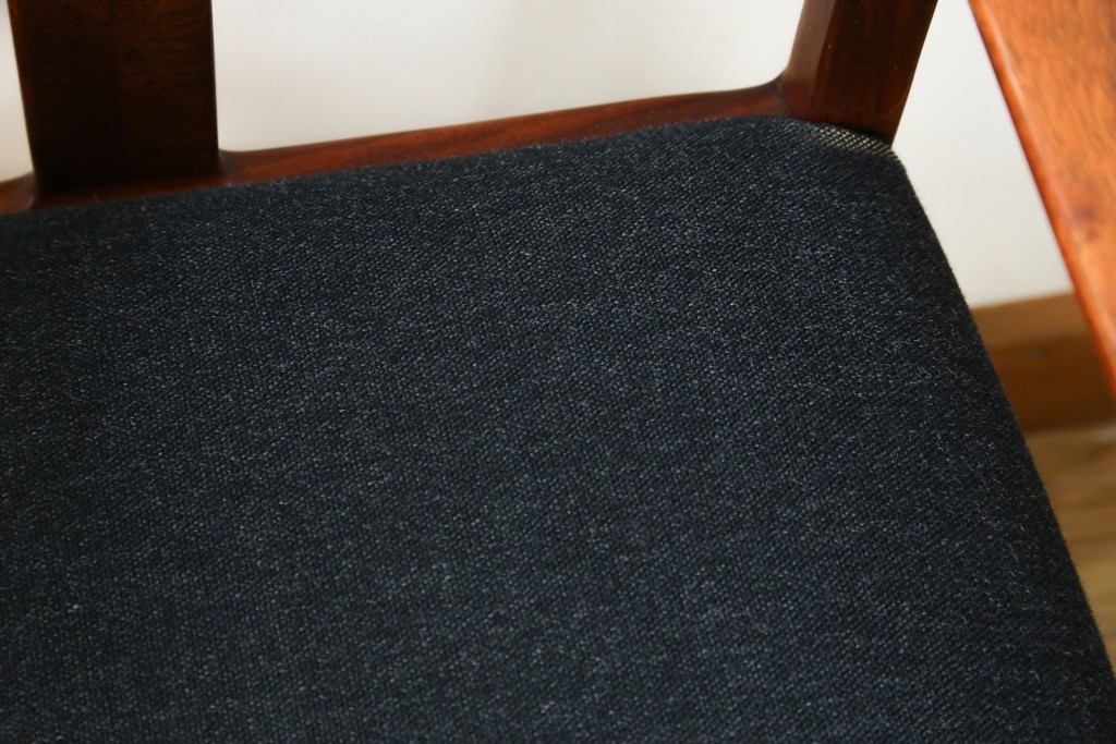 中古　希少な廃番品!　カリモク家具(karimoku)　最上位シリーズ「ビベンテ」　花梨(カリン)材　なめらかな曲線を描くフレームが魅力のアームチェア2脚セット　(R-087334)