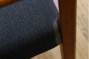 中古　希少な廃番品!　カリモク家具(karimoku)　最上位シリーズ「ビベンテ」　花梨(カリン)材　なめらかな曲線を描くフレームが魅力のアームチェア2脚セット　(R-087334)