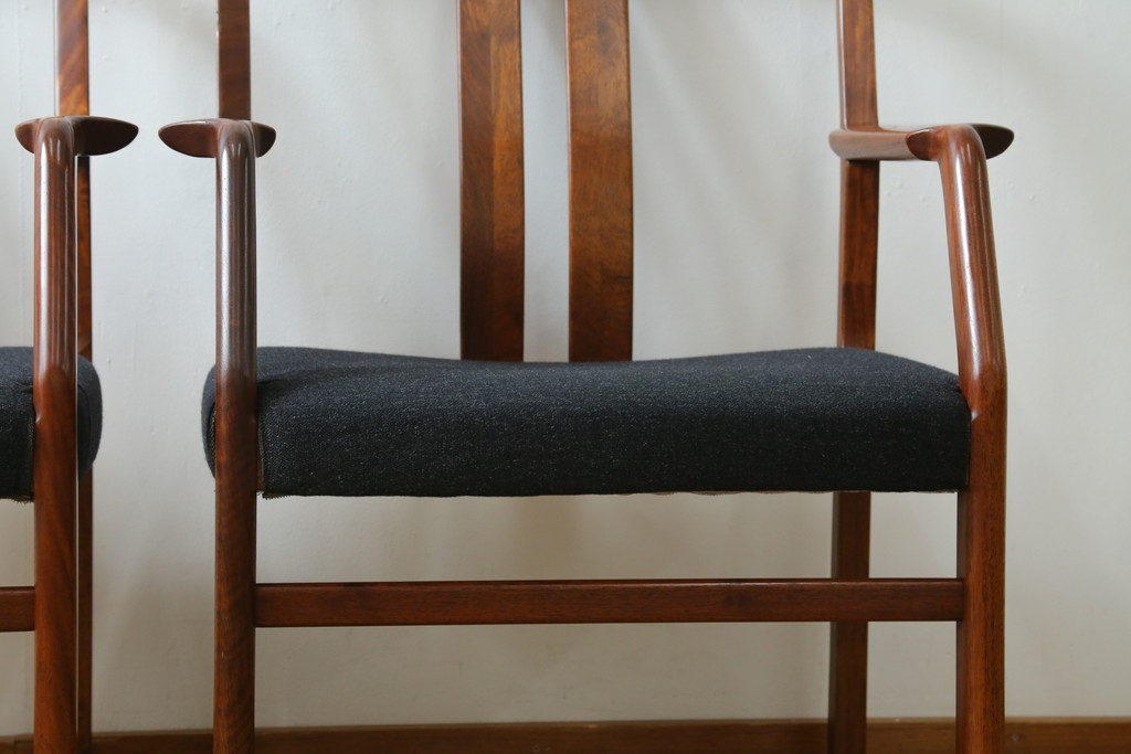 中古　希少な廃番品!　カリモク家具(karimoku)　最上位シリーズ「ビベンテ」　花梨(カリン)材　なめらかな曲線を描くフレームが魅力のアームチェア2脚セット　(R-087334)