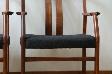 中古　希少な廃番品!　カリモク家具(karimoku)　最上位シリーズ「ビベンテ」　花梨(カリン)材　なめらかな曲線を描くフレームが魅力のアームチェア2脚セット　(R-087334)