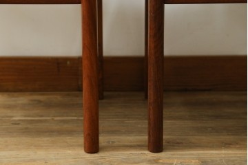 中古　希少な廃番品!　カリモク家具(karimoku)　最上位シリーズ「ビベンテ」　花梨(カリン)材　なめらかな曲線を描くフレームが魅力のアームチェア2脚セット　(R-087334)