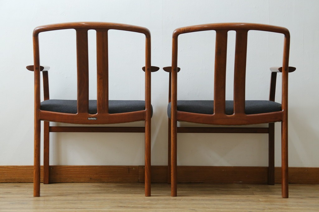中古　希少な廃番品!　カリモク家具(karimoku)　最上位シリーズ「ビベンテ」　花梨(カリン)材　なめらかな曲線を描くフレームが魅力のアームチェア2脚セット　(R-087334)