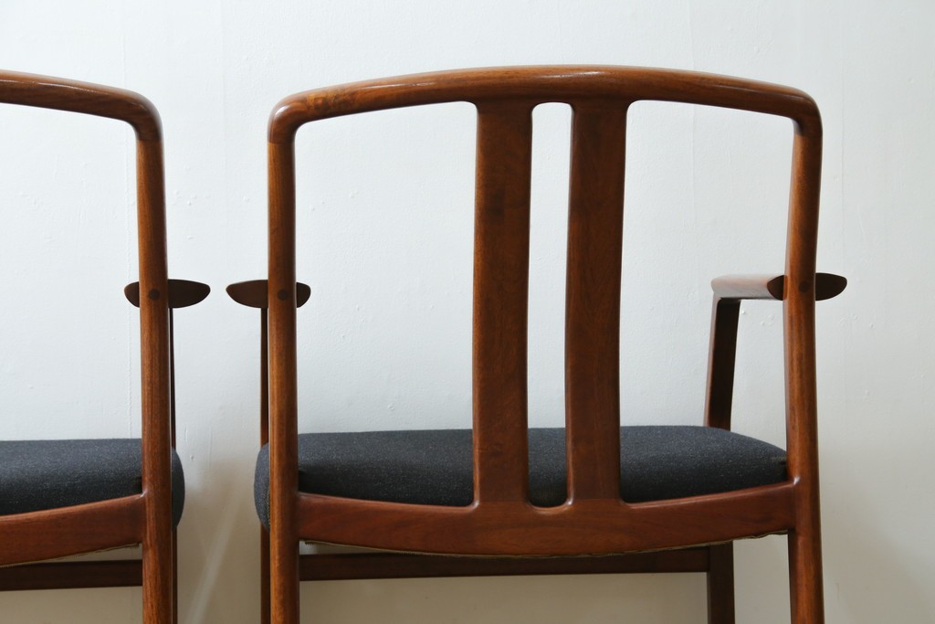 中古　希少な廃番品!　カリモク家具(karimoku)　最上位シリーズ「ビベンテ」　花梨(カリン)材　なめらかな曲線を描くフレームが魅力のアームチェア2脚セット　(R-087334)
