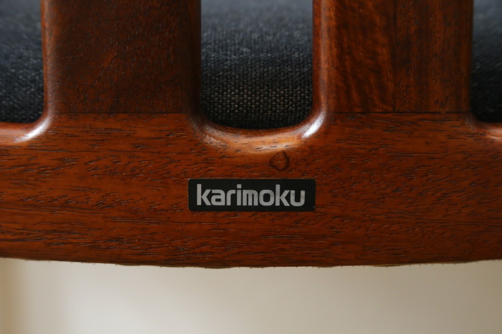 中古　希少な廃番品!　カリモク家具(karimoku)　最上位シリーズ「ビベンテ」　花梨(カリン)材　なめらかな曲線を描くフレームが魅力のアームチェア2脚セット　(R-087334)
