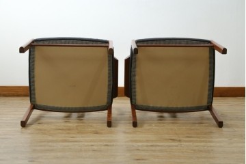 中古　希少な廃番品!　カリモク家具(karimoku)　最上位シリーズ「ビベンテ」　花梨(カリン)材　なめらかな曲線を描くフレームが魅力のアームチェア2脚セット　(R-087334)