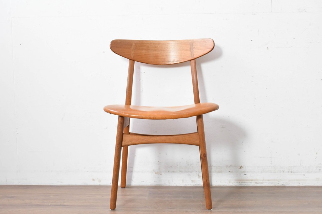 デンマークヴィンテージ　CARL HANSEN & SON(カール・ハンセン&サン)　Hans J. Wegner(ハンス・J・ウェグナー)デザイン　オーク材×チーク材×本革　CH30チェア　(R-087335)