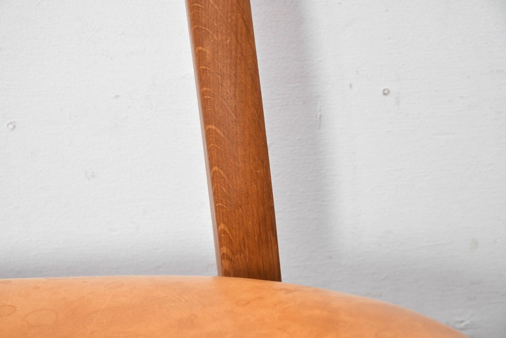デンマークヴィンテージ　CARL HANSEN & SON(カール・ハンセン&サン)　Hans J. Wegner(ハンス・J・ウェグナー)デザイン　オーク材×チーク材×本革　CH30チェア　(R-087335)