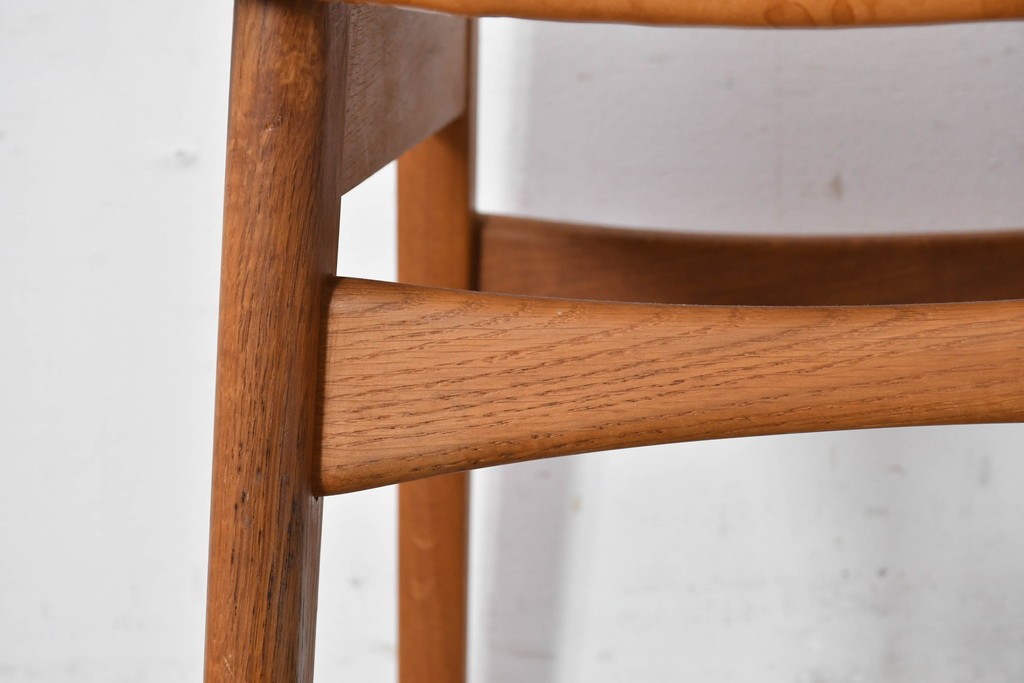 デンマークヴィンテージ　CARL HANSEN & SON(カール・ハンセン&サン)　Hans J. Wegner(ハンス・J・ウェグナー)デザイン　オーク材×チーク材×本革　CH30チェア　(R-087335)