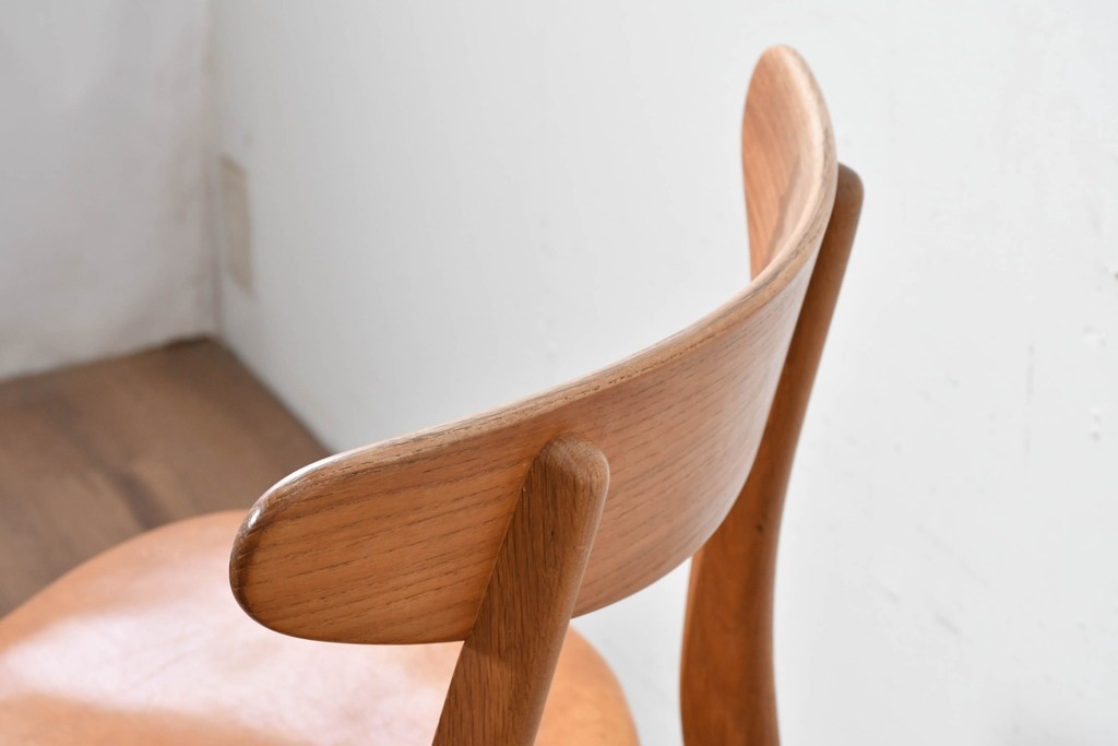 デンマークヴィンテージ　CARL HANSEN & SON(カール・ハンセン&サン)　Hans J. Wegner(ハンス・J・ウェグナー)デザイン　オーク材×チーク材×本革　CH30チェア　(R-087335)