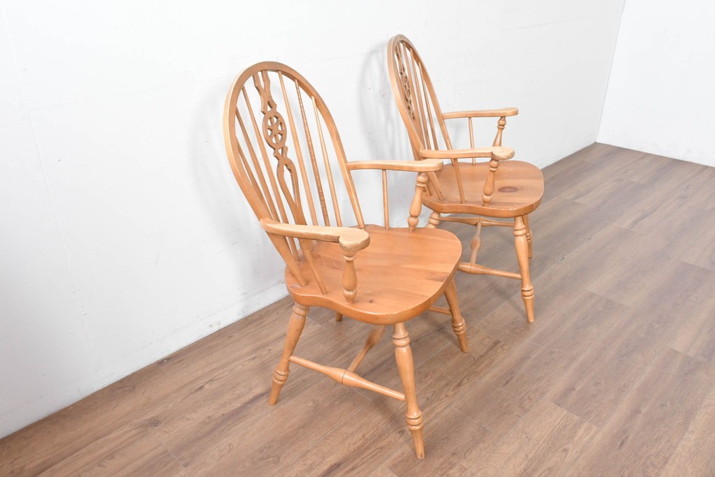 中古　アメリカ　ETHAN ALLEN(イーセンアーレン)　ホイールバックアーム付きウィンザーチェア2脚セット　(R-087337)