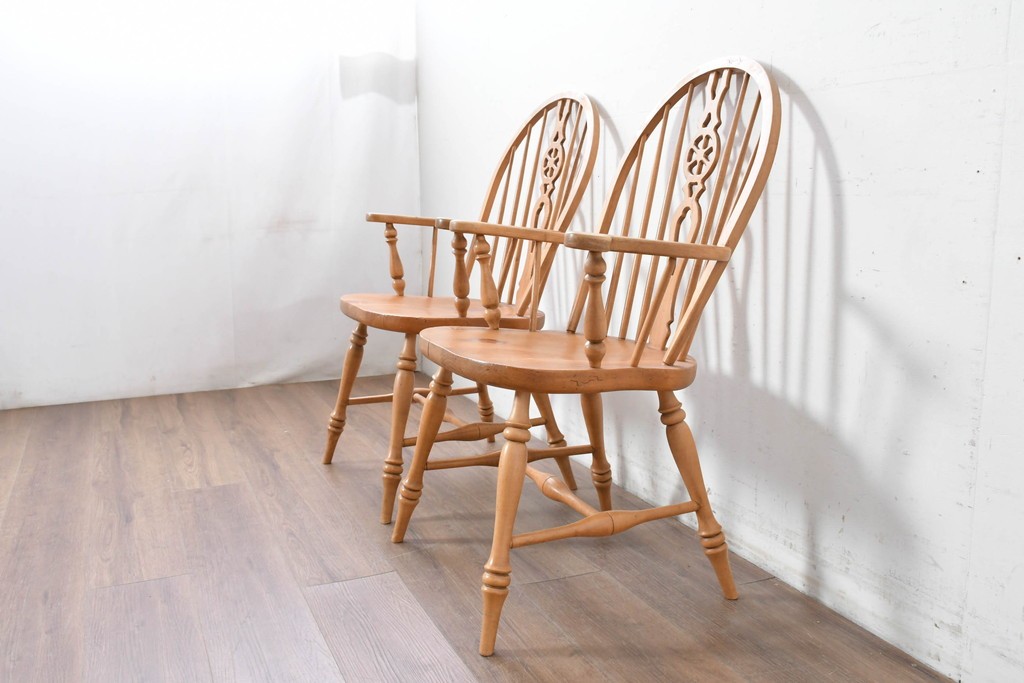 中古　アメリカ　ETHAN ALLEN(イーセンアーレン)　ホイールバックアーム付きウィンザーチェア2脚セット　(R-087337)