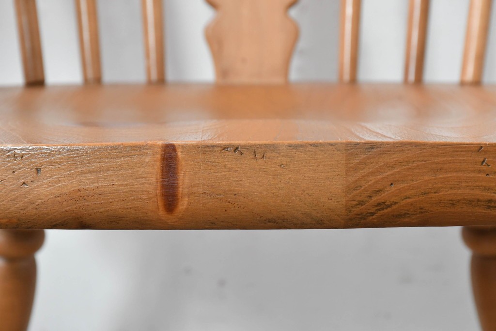 中古　アメリカ　ETHAN ALLEN(イーセンアーレン)　ホイールバックアーム付きウィンザーチェア2脚セット　(R-087337)