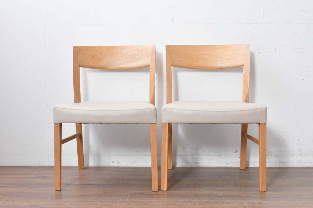 中古　美品　カリモク家具(karimoku)　オーク材　フェイクレザー　優しい曲線の背もたれが心地よいダイニングチェア2脚セット　定価(2脚合計)約13万円　(R-087338)