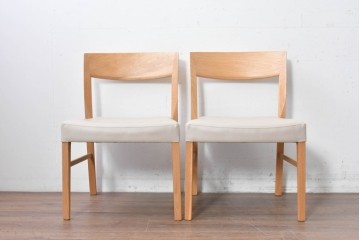 中古　美品　カリモク家具(karimoku)　オーク材　フェイクレザー　優しい曲線の背もたれが心地よいダイニングチェア2脚セット　定価(2脚合計)約13万円　(R-087338)