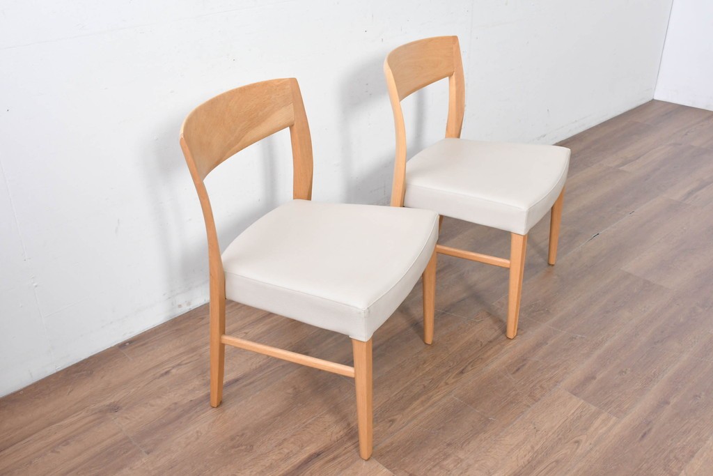 中古　美品　カリモク家具(karimoku)　オーク材　フェイクレザー　優しい曲線の背もたれが心地よいダイニングチェア2脚セット　定価(2脚合計)約13万円　(R-087338)