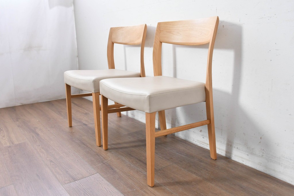 中古　美品　カリモク家具(karimoku)　オーク材　フェイクレザー　優しい曲線の背もたれが心地よいダイニングチェア2脚セット　定価(2脚合計)約13万円　(R-087338)