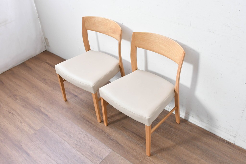 中古　美品　カリモク家具(karimoku)　オーク材　フェイクレザー　優しい曲線の背もたれが心地よいダイニングチェア2脚セット　定価(2脚合計)約13万円　(R-087338)