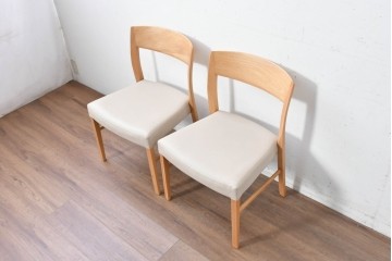 中古　美品　カリモク家具(karimoku)　オーク材　フェイクレザー　優しい曲線の背もたれが心地よいダイニングチェア2脚セット　定価(2脚合計)約13万円　(R-087338)