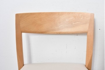 中古　美品　カリモク家具(karimoku)　オーク材　フェイクレザー　優しい曲線の背もたれが心地よいダイニングチェア2脚セット　定価(2脚合計)約13万円　(R-087338)