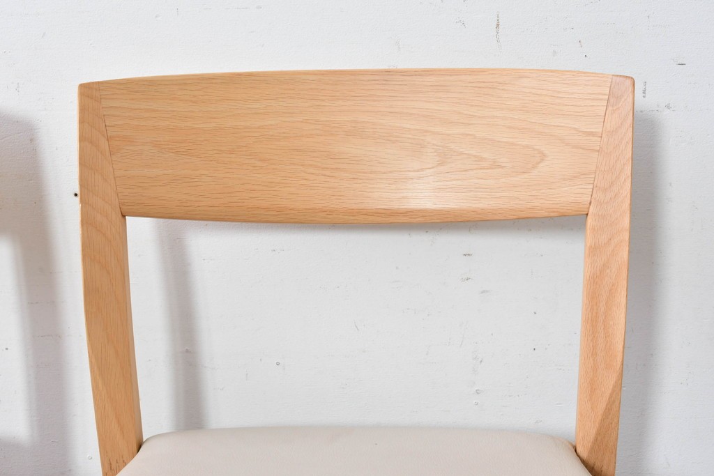 中古　美品　カリモク家具(karimoku)　オーク材　フェイクレザー　優しい曲線の背もたれが心地よいダイニングチェア2脚セット　定価(2脚合計)約13万円　(R-087338)