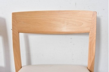 中古　美品　カリモク家具(karimoku)　オーク材　フェイクレザー　優しい曲線の背もたれが心地よいダイニングチェア2脚セット　定価(2脚合計)約13万円　(R-087338)