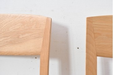 中古　美品　カリモク家具(karimoku)　オーク材　フェイクレザー　優しい曲線の背もたれが心地よいダイニングチェア2脚セット　定価(2脚合計)約13万円　(R-087338)