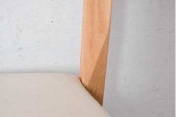 中古　美品　カリモク家具(karimoku)　オーク材　フェイクレザー　優しい曲線の背もたれが心地よいダイニングチェア2脚セット　定価(2脚合計)約13万円　(R-087338)