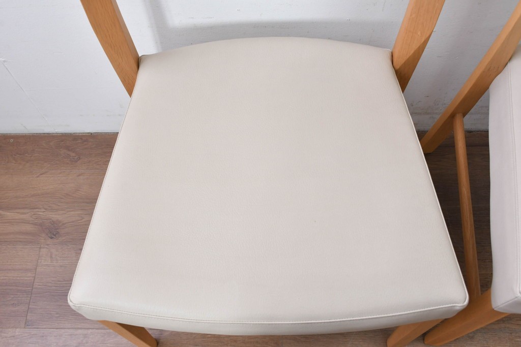 中古　美品　カリモク家具(karimoku)　オーク材　フェイクレザー　優しい曲線の背もたれが心地よいダイニングチェア2脚セット　定価(2脚合計)約13万円　(R-087338)