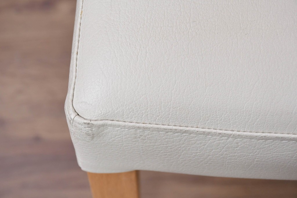 中古　美品　カリモク家具(karimoku)　オーク材　フェイクレザー　優しい曲線の背もたれが心地よいダイニングチェア2脚セット　定価(2脚合計)約13万円　(R-087338)