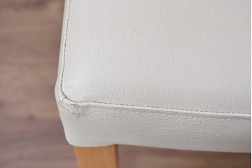 中古　美品　カリモク家具(karimoku)　オーク材　フェイクレザー　優しい曲線の背もたれが心地よいダイニングチェア2脚セット　定価(2脚合計)約13万円　(R-087338)