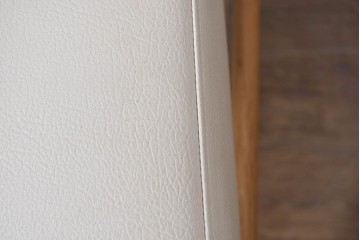 中古　美品　カリモク家具(karimoku)　オーク材　フェイクレザー　優しい曲線の背もたれが心地よいダイニングチェア2脚セット　定価(2脚合計)約13万円　(R-087338)